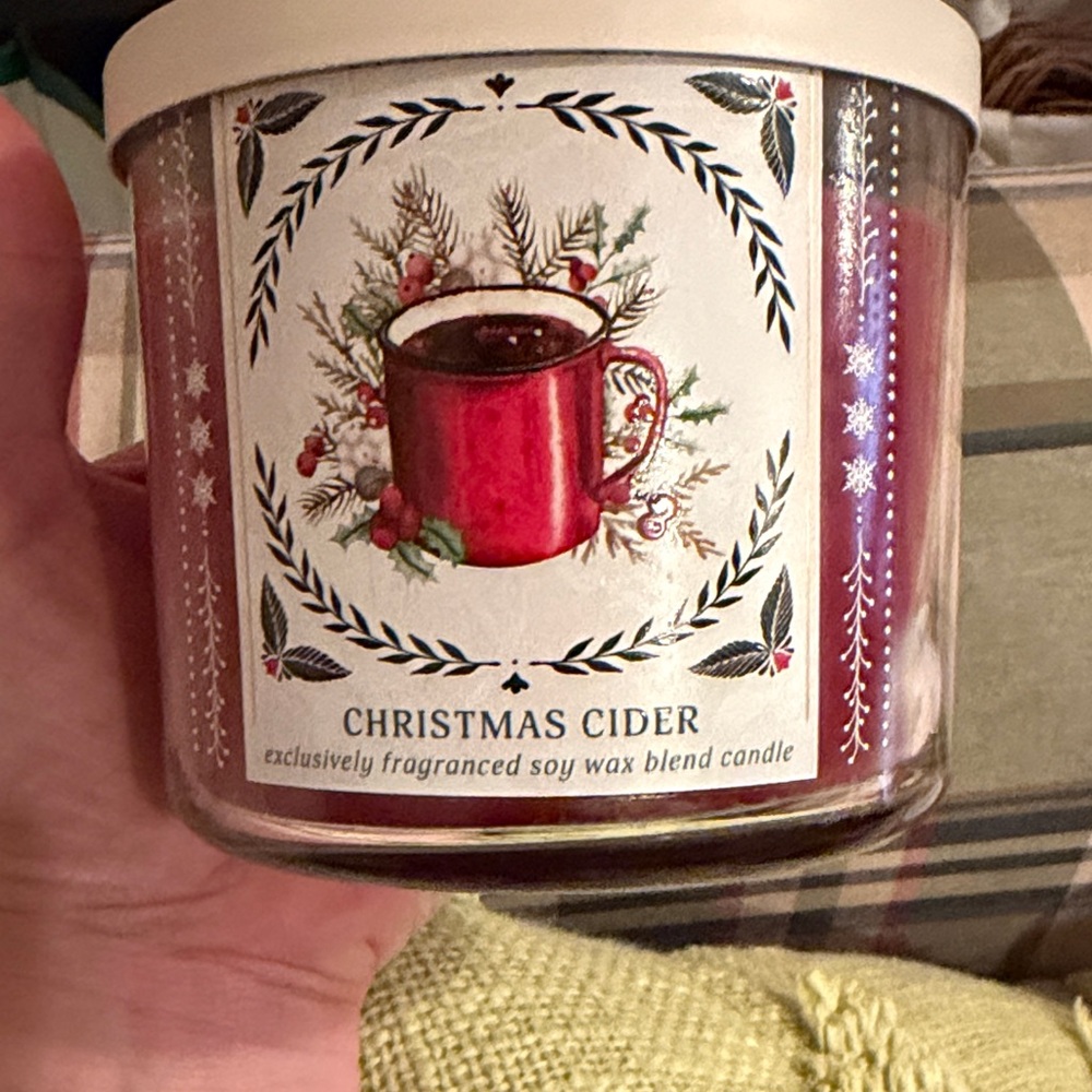 White Barn Christmas Cider Candle - Festive Red and White